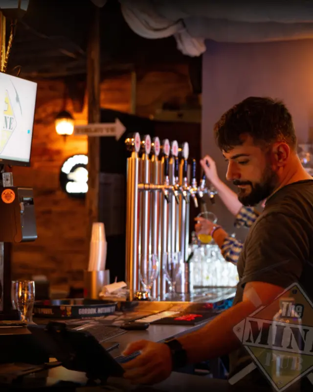 🍔 𝗨𝗻 𝗽𝗶𝗲𝗻𝗼𝗻𝗲 𝗱𝗶 𝗲𝗺𝗼𝘇𝗶𝗼𝗻𝗶 (𝗲 𝗱𝗶 𝗽𝗮𝗻𝗶𝗻𝗶)!
Volti felici, le birre che scorrono e i panini che spariscono in un attimo 🍻
 E sai perché? Perché qui non sei solo un cliente, sei parte della famiglia.
😉 Vieni a trovarci, il tuo posto ti aspetta!
📍 Ci trovi in Via Fellini, 23, 87036 Rende (CS)
📲 𝐈𝐧𝐟𝐨 & 𝐩𝐫𝐞𝐧𝐨𝐭𝐚𝐳𝐢𝐨𝐧𝐢: chiamaci o scrivici su WhatsApp al 347 196 8340

#TheMinePub #GustoPieno #ClientiFelici #PaniniCheSpaccano #SerateAlTop #VitaDaPub #BeerAndBurgers #Convivialità #FoodLovers #RidereMangiareVivere